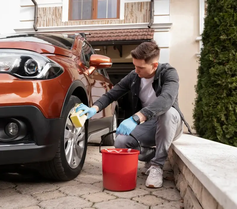 Lavage auto à domicile Sainte-Radegonde : professionnel intervenant sur un véhicule